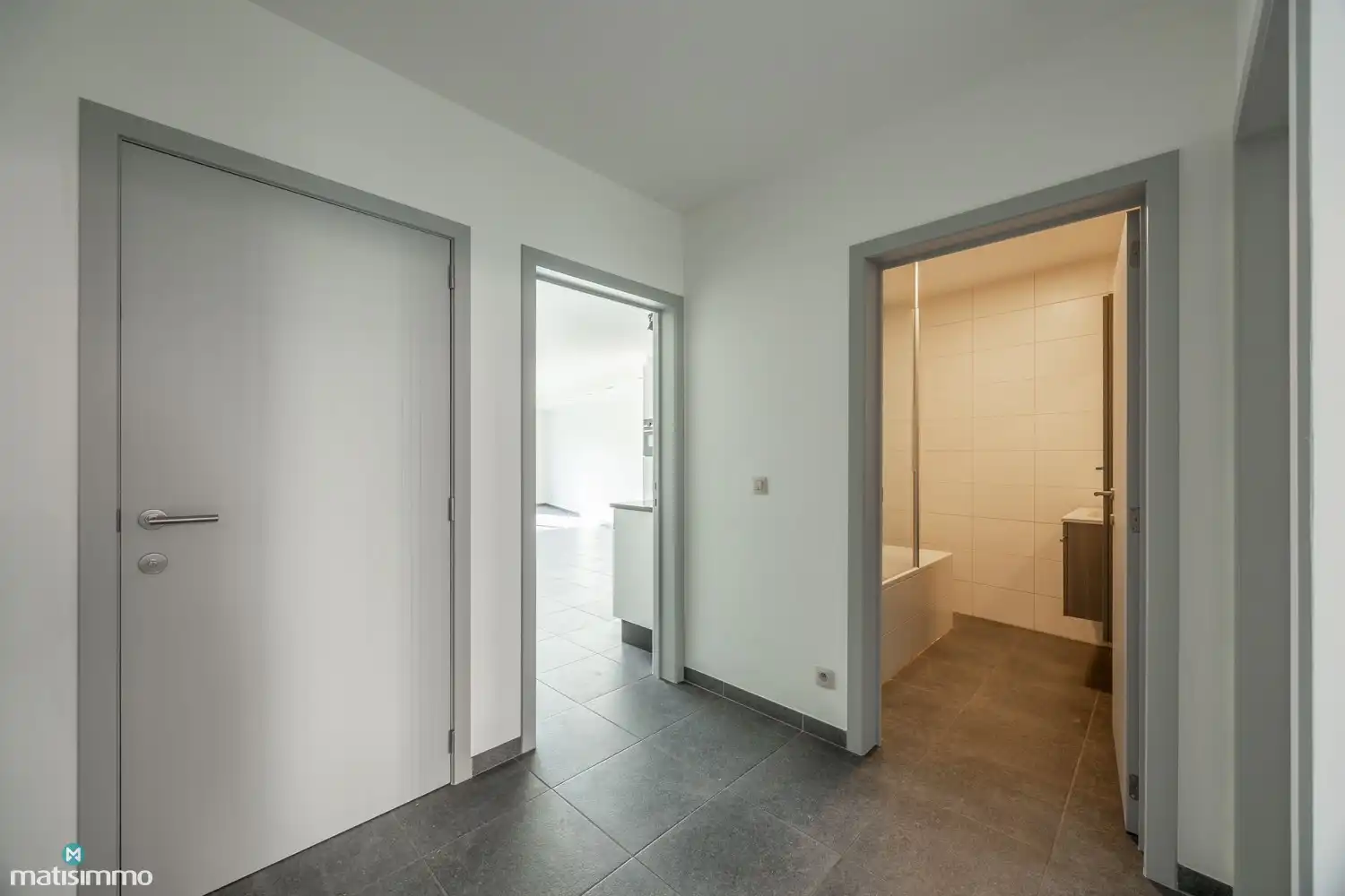 INSTAPKLAAR APPARTEMENT MET 2 SLAAPKAMERS, RUIM TERRAS EN AUTOSTAANPLAATS IN HET CENTRUM VAN BILZEN foto 2