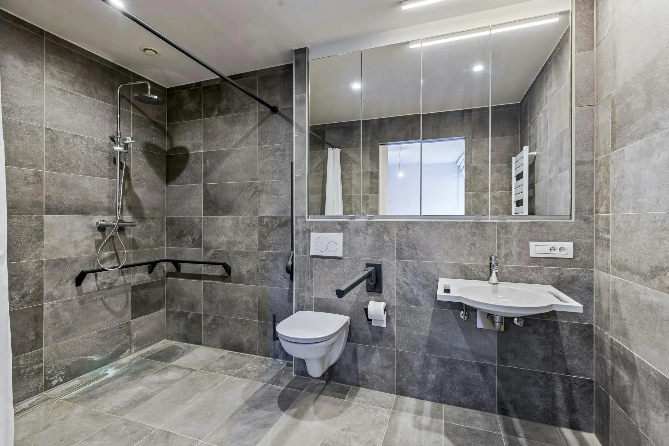 Verzorgde assistentiewoning met terras te Zwevegem foto 8