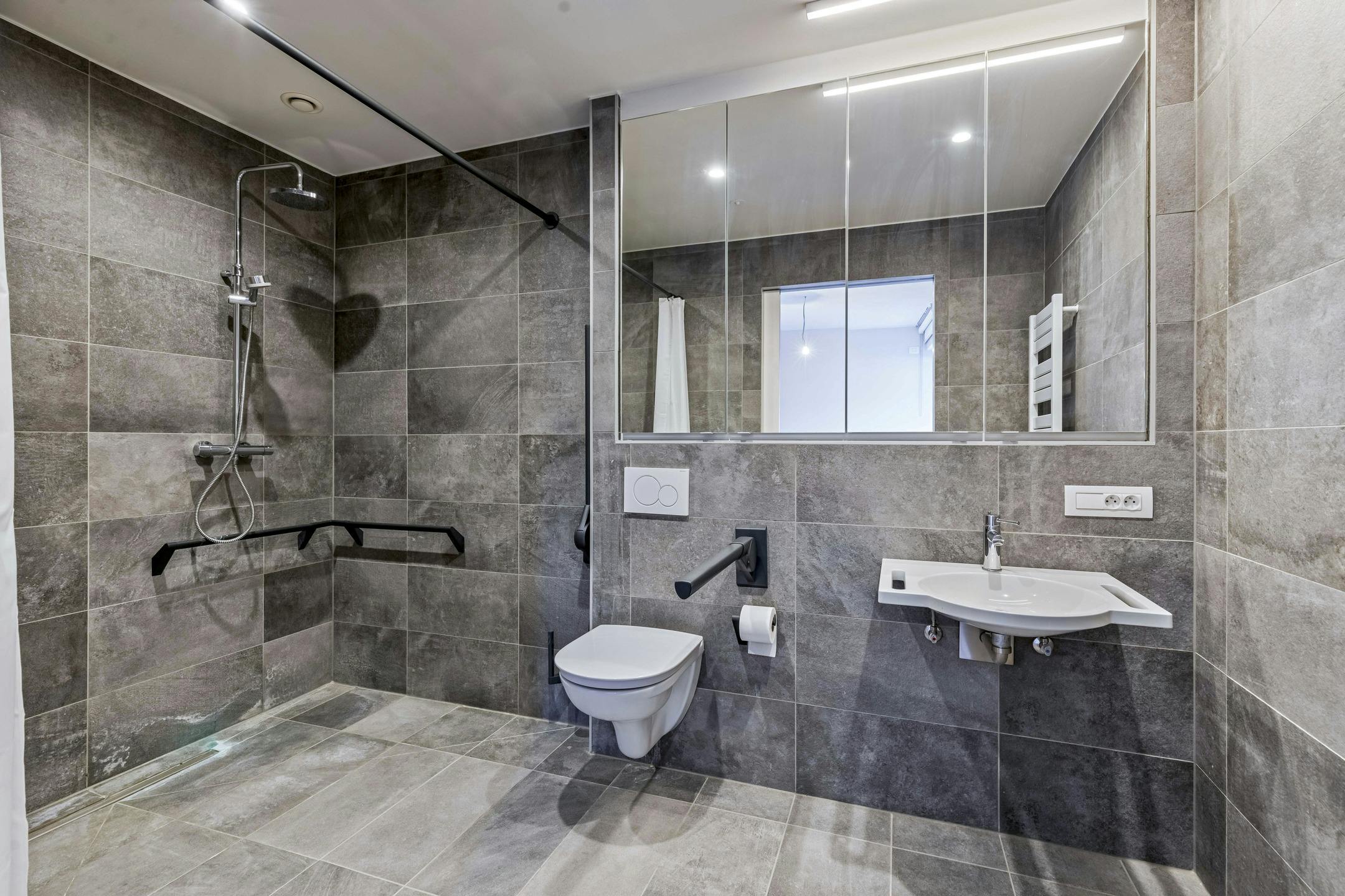 Verzorgde assistentiewoning met terras te Zwevegem foto 8