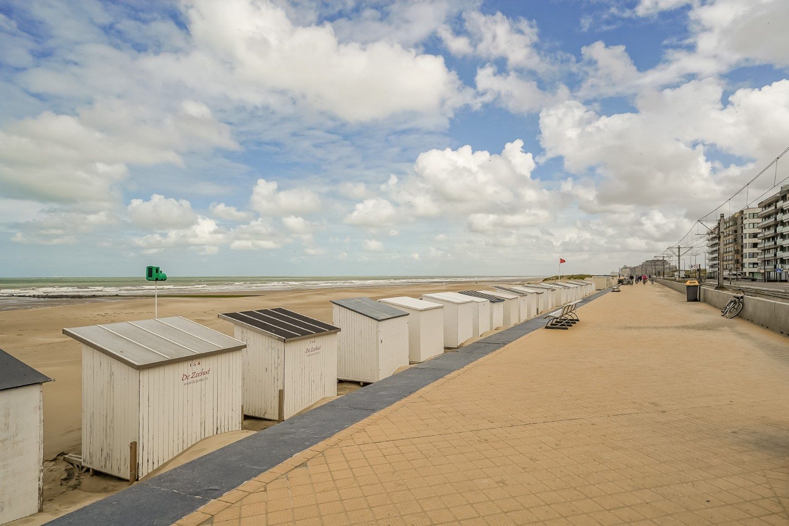 Instapklaar 2-slaapkamerappartement met zeezicht te Oostende foto 18