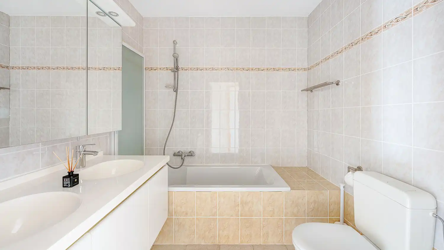 Zongericht ruim 2-slaapkamer appartement met prachtige open zichten foto 11