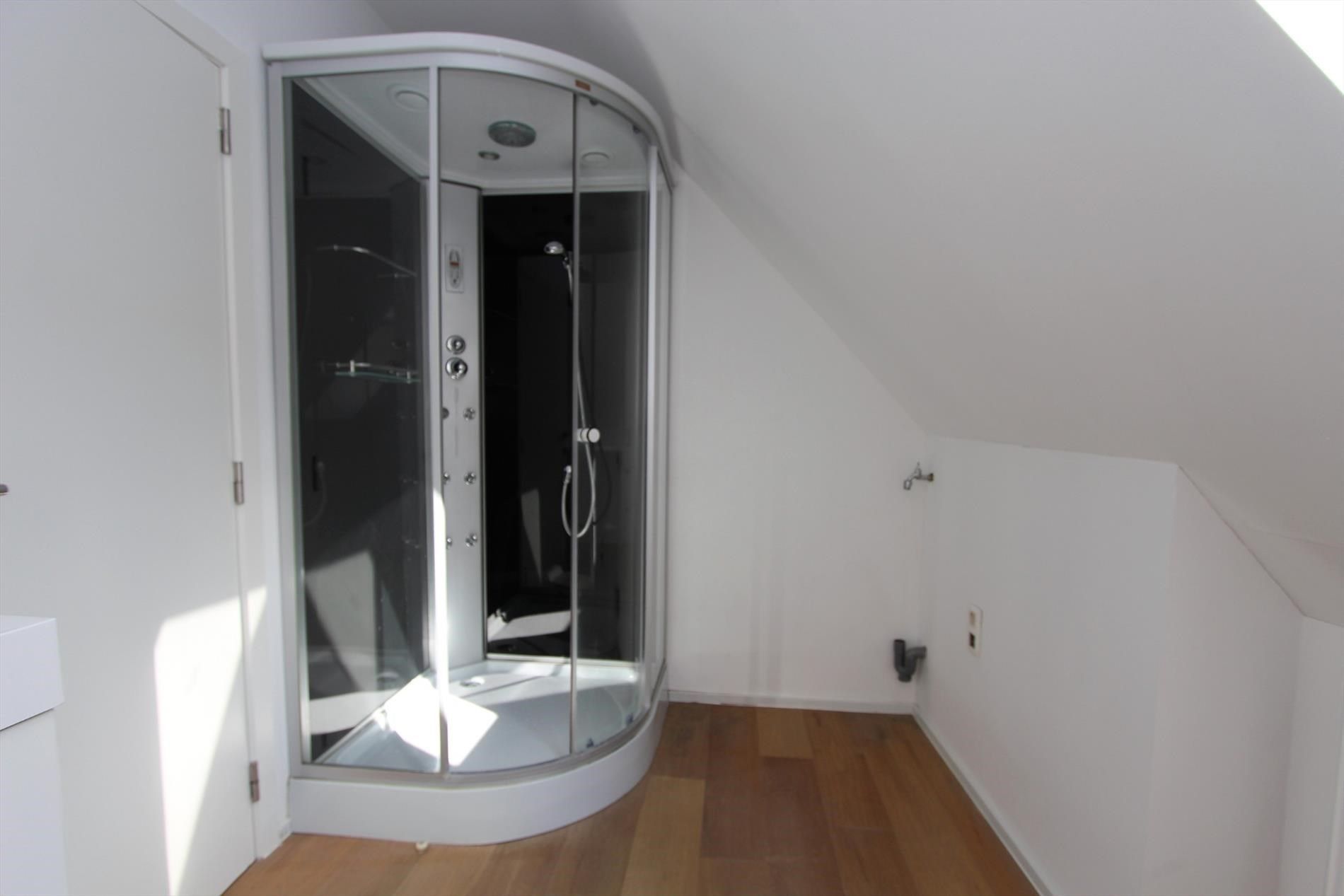 DESIGN APPARTEMENT MET GEZELLIG TERRAS EN PRIVATE PARKING foto 9