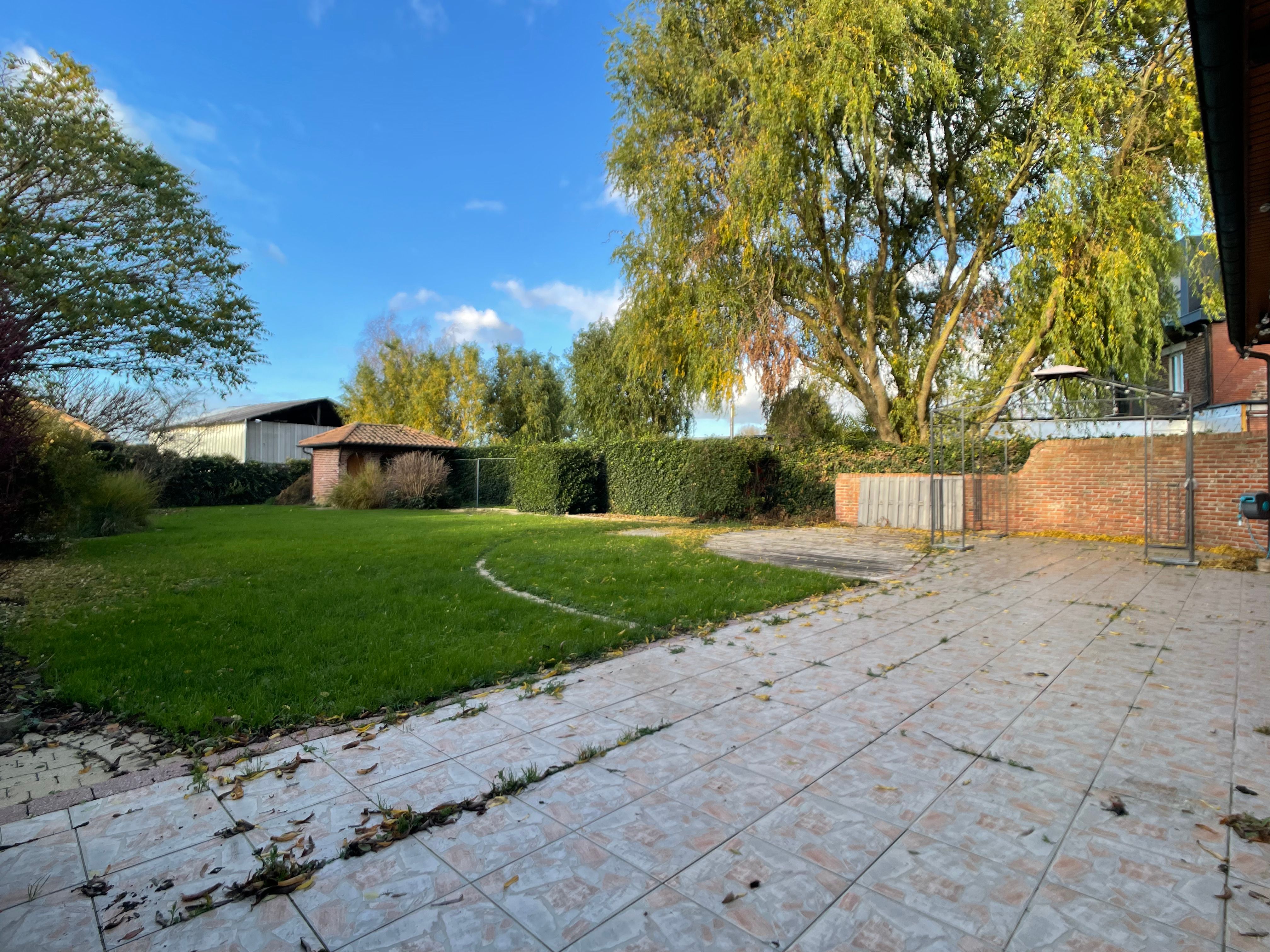 Ruime bungalow met drie slaapkamers en inpandige garage op een perceel van 10a37ca. foto 32