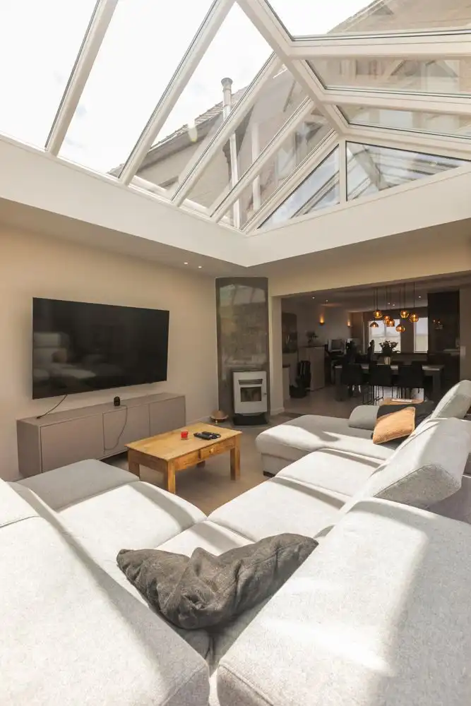 Ruime halfopen woning met garage, carport en tuin foto 8
