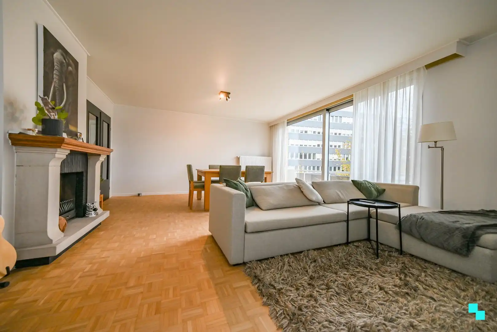 Ruim appartement met ondergrondse autostaanplaats foto {{pictureIndex}}