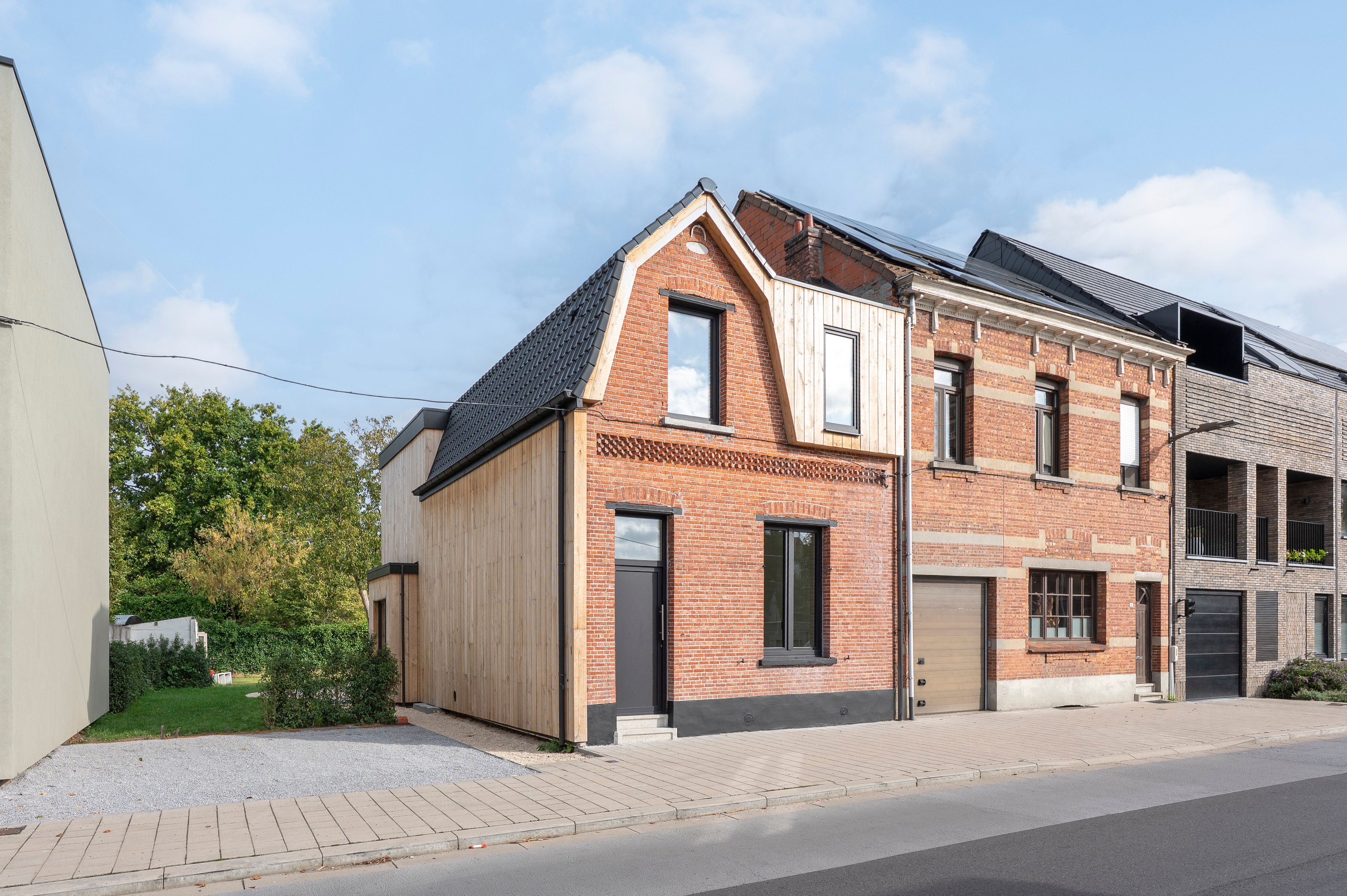 Volledig gerenoveerde gezinswoning met tuin en 3 slaapkamers in Ekeren te huur! foto {{pictureIndex}}