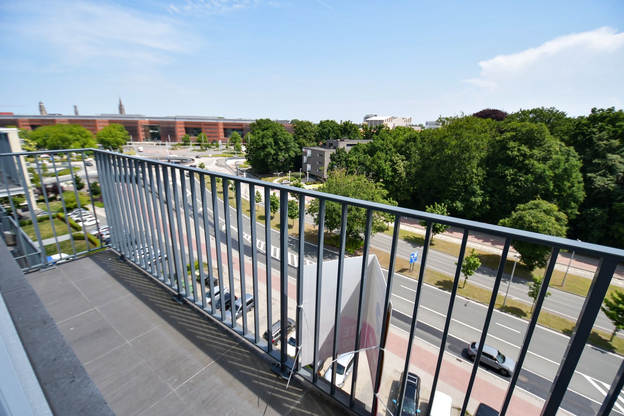 RUIM WOONAPPARTEMENT met PANORAMISCH ZICHT, 2 SLPKS en 2 TERRASSEN foto {{pictureIndex}}