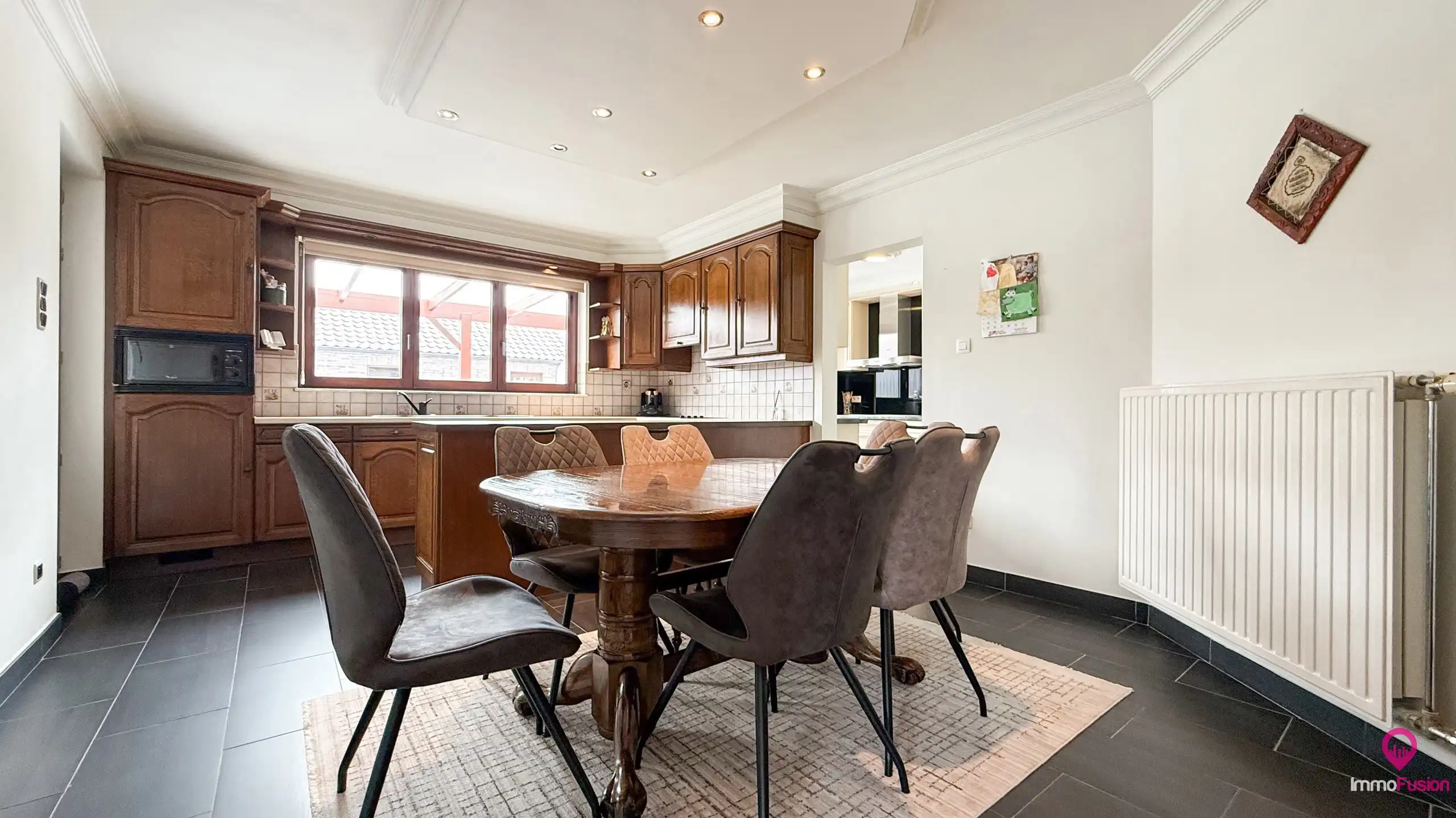 Ruime gezinswoning met 4 slpk, zonnepanelen en grote tuin! foto 11