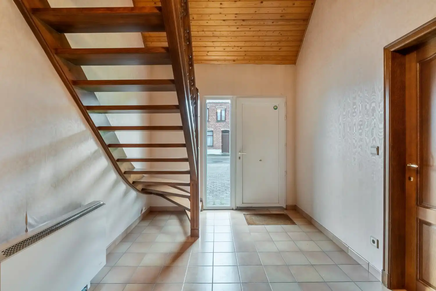 Te renoveren woning met vier slaapkamers, inpandige garage en noordwest georiënteerde tuin op een perceel van 6 are 78 ca te Begijnendijk ! foto 3