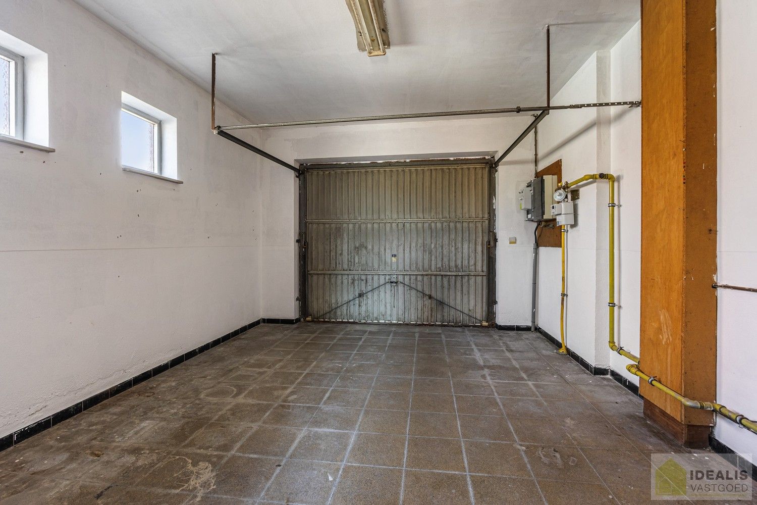 RUSTIG GELEGEN OP TE KNAPPEN EENGEZINSWONING MET 3 SLAAPKAMERS! - De woning omvat maar liefst 166m² bewoonbare oppervlakte met ruime woonkamer, keuken, 3 slaapkamers, badkamer, garage. De woning is rustig gelegen op een perceel met een opp. van 6a 21ca. foto 12