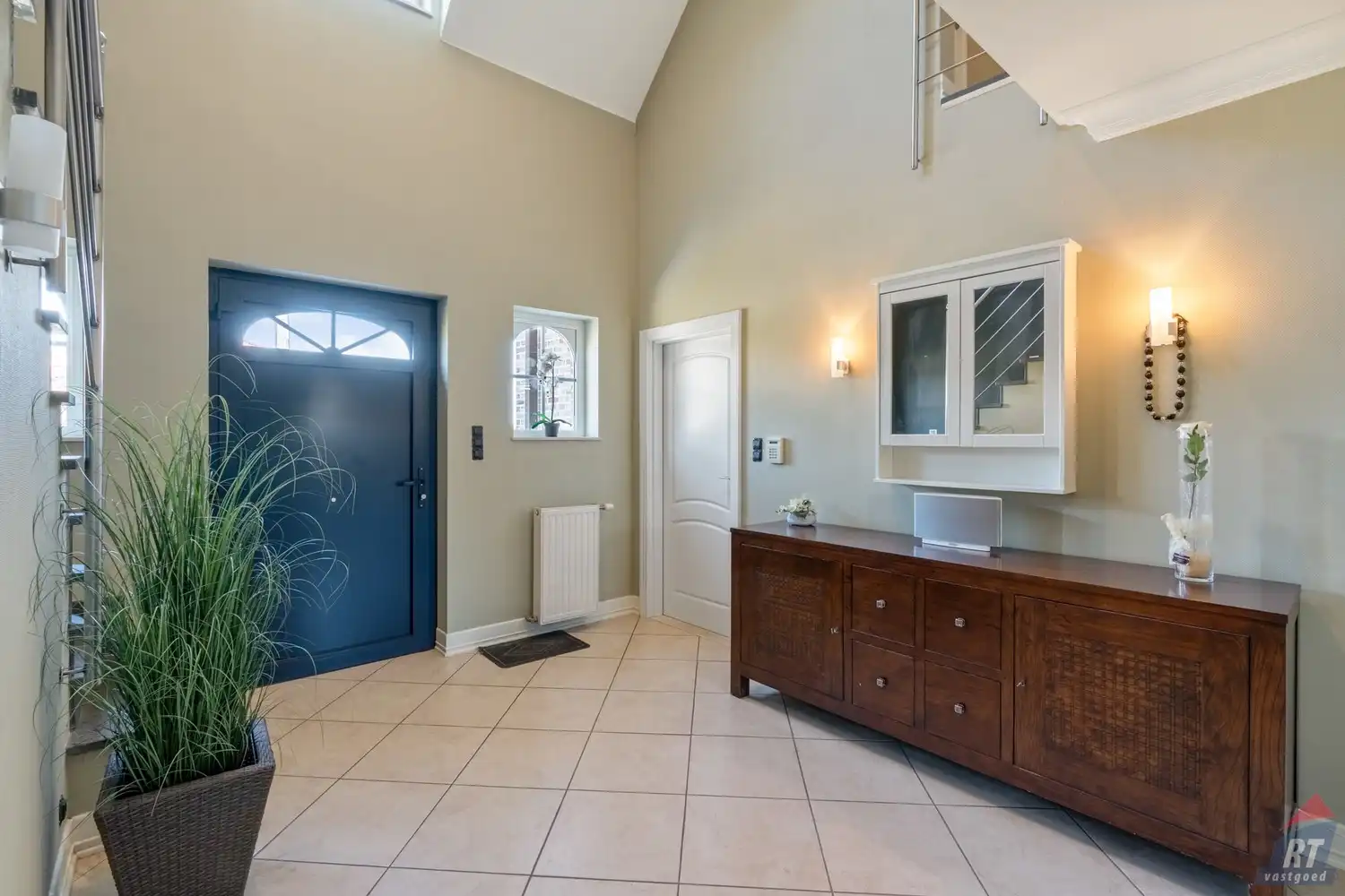 Zeer ruime, instapklare gezinswoning met  4 tot 5 slaapkamers foto 3