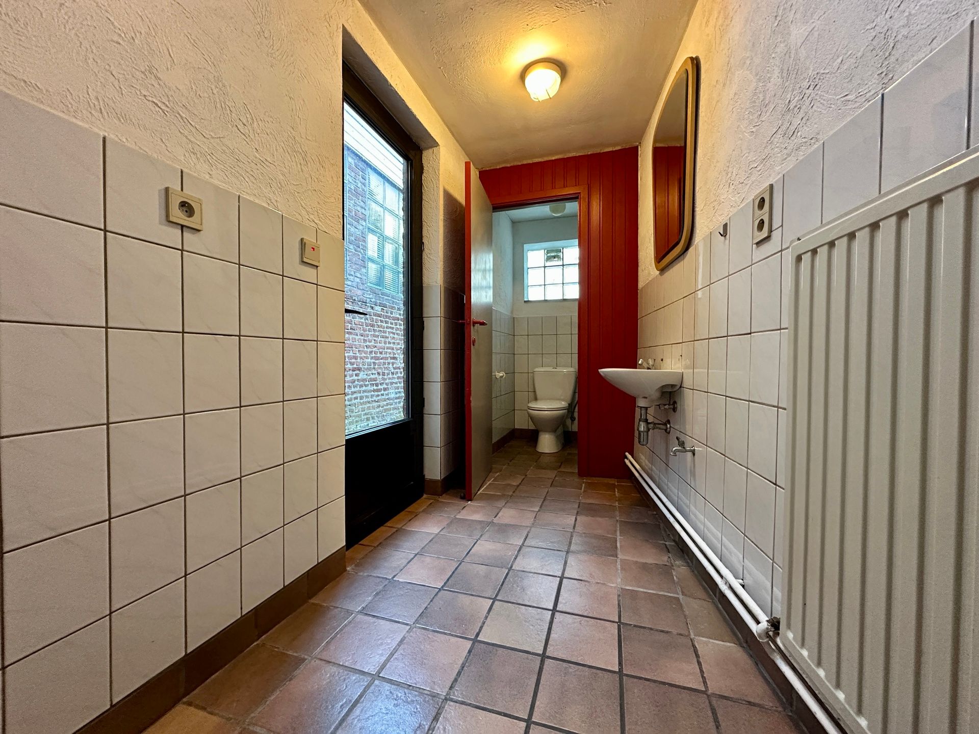 Centraal gelegen, op te knappen woning met koer foto 8