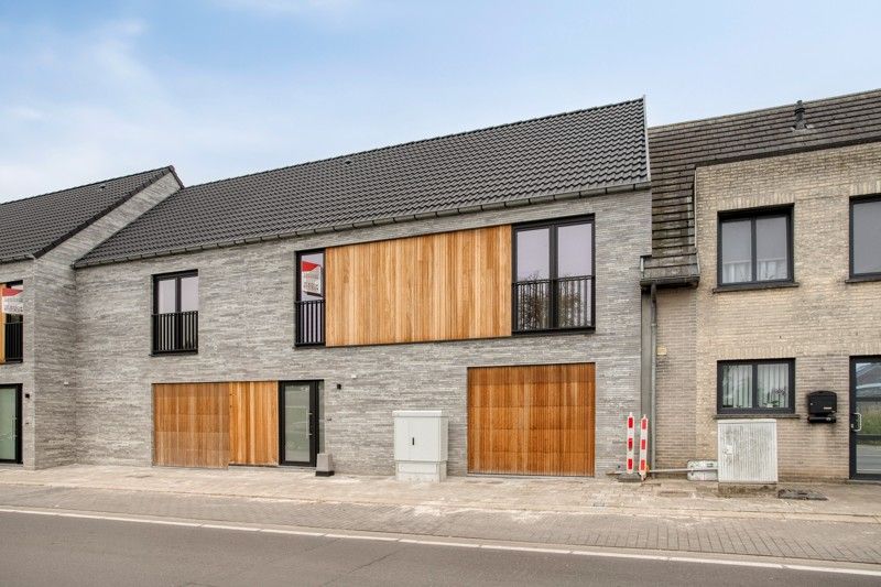 Prachtige, verrassend ruime nieuwbouwwoning met 3 slaapkamers én inpandige garage te koop in Dentergem! foto {{pictureIndex}}