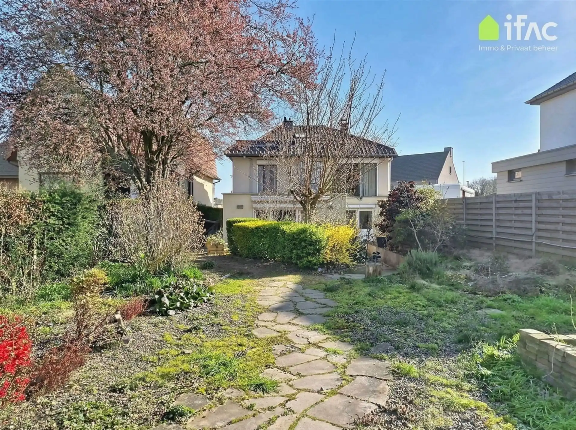 Rustig gelegen villa met atelier ±60m² op 10,25a foto {{pictureIndex}}