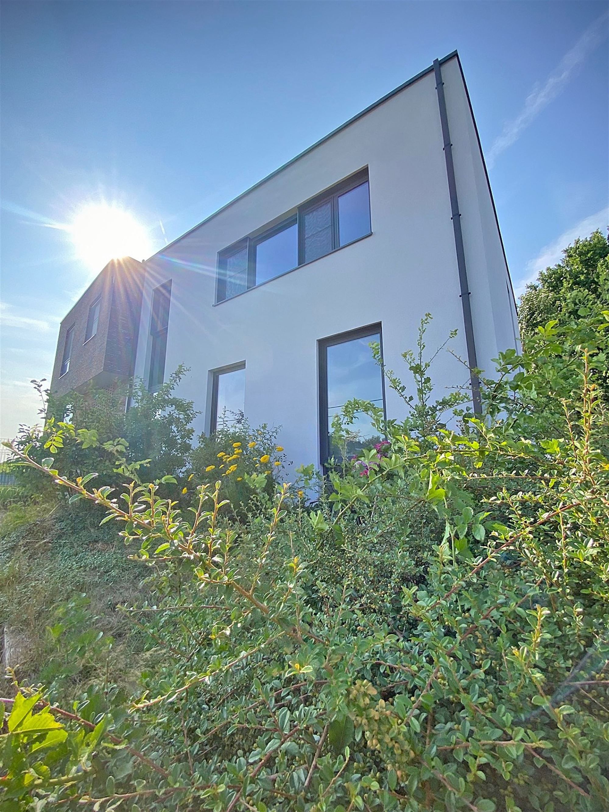 Ruime VERNIEUWDE HALFOPEN BEBOUWING met 4 SLAAPKAMERS ... foto {{pictureIndex}}