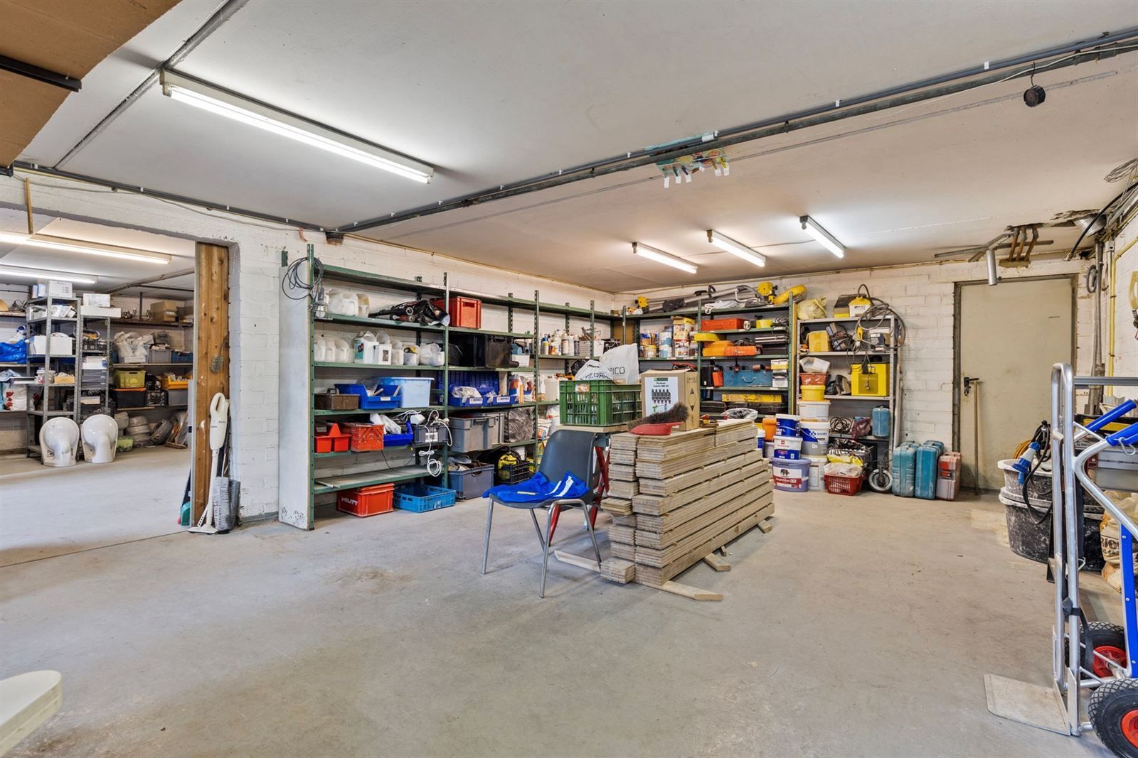 Magazijn met bureel foto 19