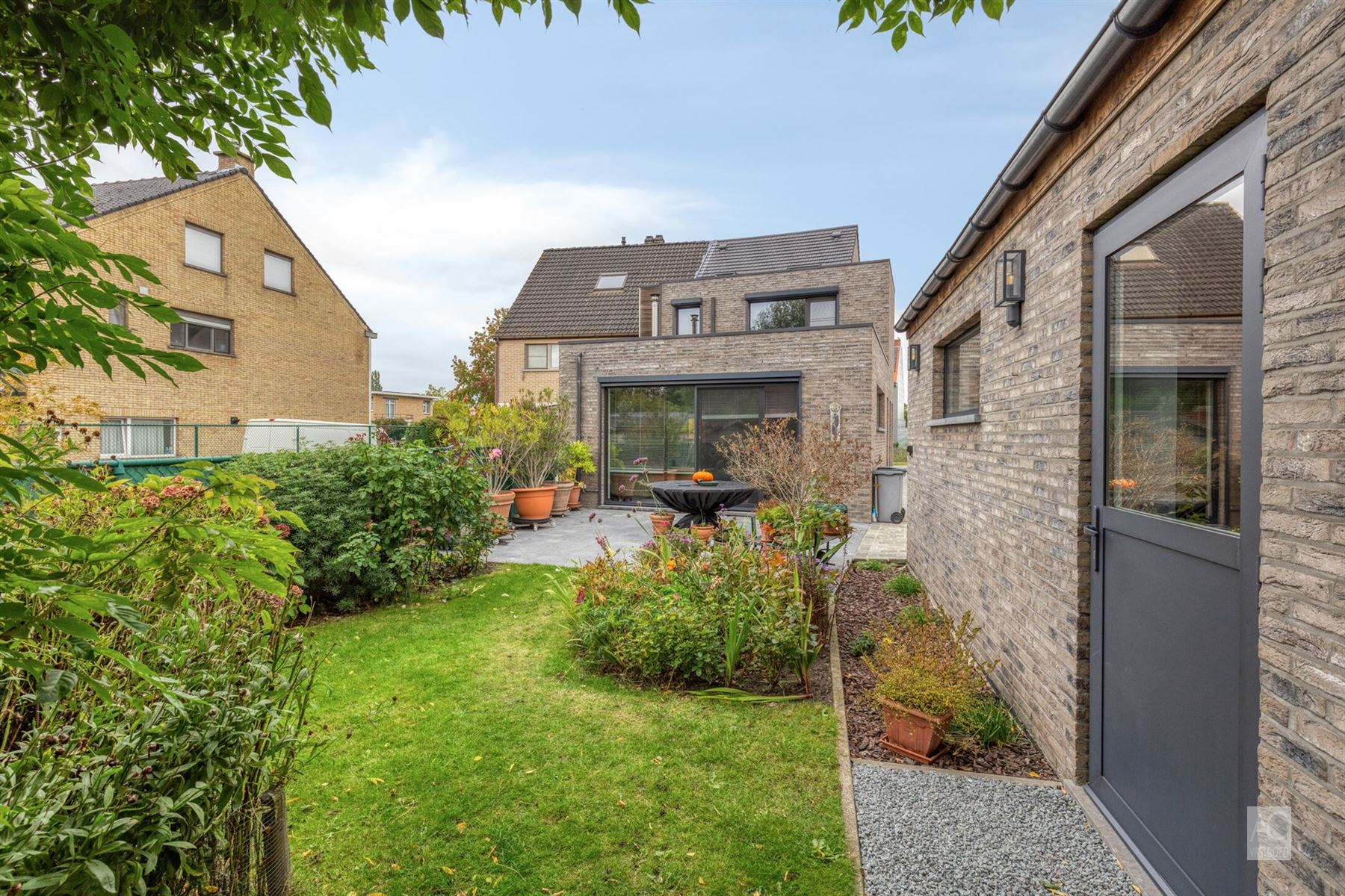 Recente halfopen bebouwing met 3 slaapkamers en garage foto 27