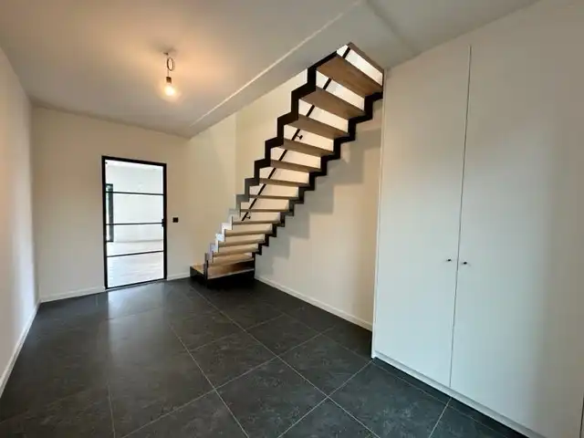 Comfortabele, hoog afgewerkte en energiezuinige nieuwbouwwoning gelegen in een rustige omgeving in Neeroeteren.  foto 3