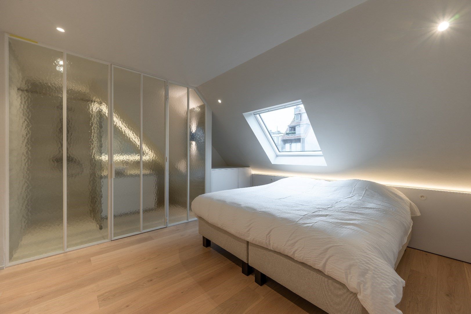 Luxueus afgewerkt duplex dakapp. met open zicht over de villa's van het Zoute, gelegen in het centrum van Knokke. Garage te koop foto 21
