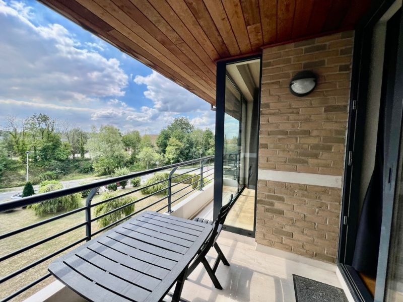 RUSTIG GELEGEN 2- SLAAPKAMERAPPARTEMENT MET TERRAS EN GARAGE foto {{pictureIndex}}