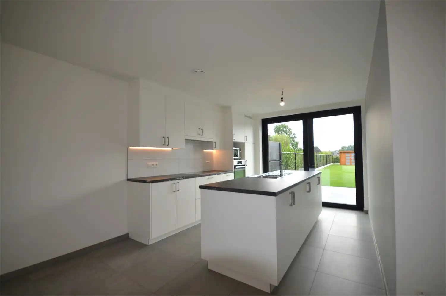 ENKEL AANMELDEN PER MAIL!! LUXUEUS AFGEWERKTE WONING IN PERFECTE STAAT! foto 6