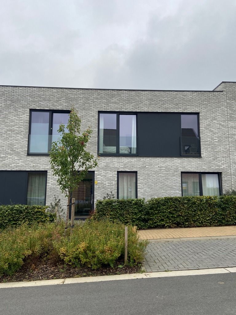 Prachtig nieuwbouw appartement met 2 slaapkamers en 2 ondergrondse staanplaatsen te Zellik. foto {{pictureIndex}}
