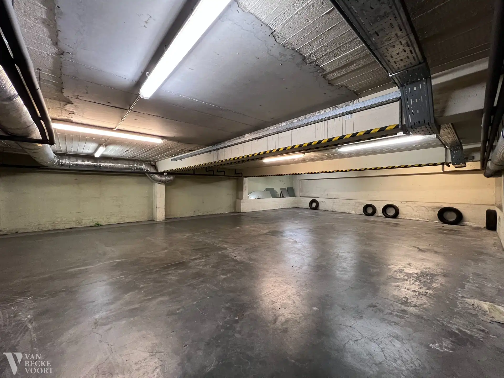 Ruim handelsgelijkvloers op hoekligging 330m² foto 15