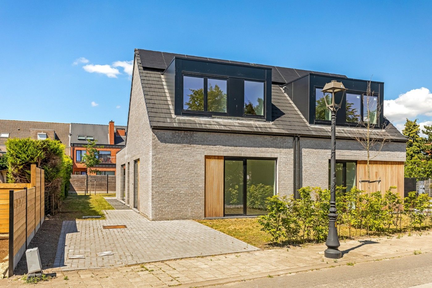 Rustig gelegen nieuwbouwwoning met 3 slpk. en toffe tuin foto {{pictureIndex}}