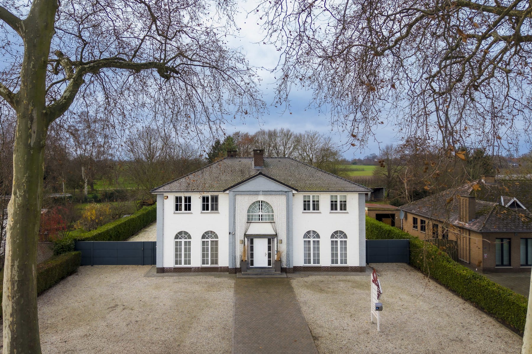 Tijdloze elegante villa met praktijkruimte (422 m²) op perceel van 1.672 m² foto {{pictureIndex}}