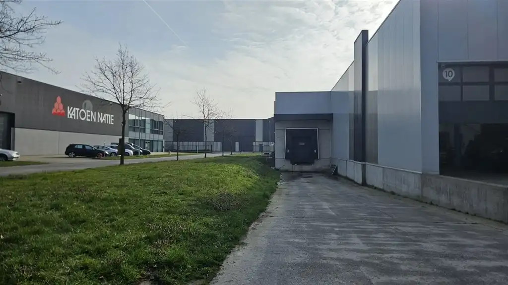 Drie afgewerkte KMO-bedrijfsgebouwen foto 5