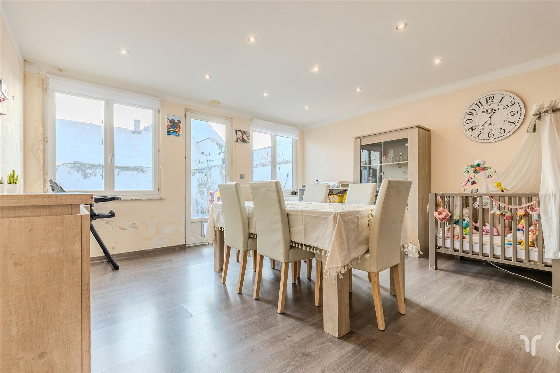 Hoofdfoto van de publicatie: Op te frissen rijwoning te koop in Oostende.