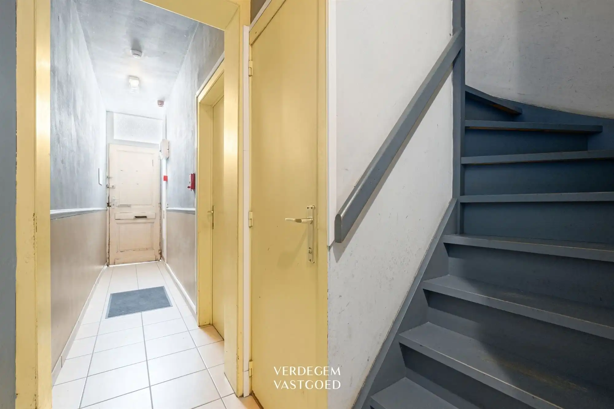 Achter deze mooie blauwe gevel vind je een opbrengsteigendom met 5 studentenkamers op topligging foto 14