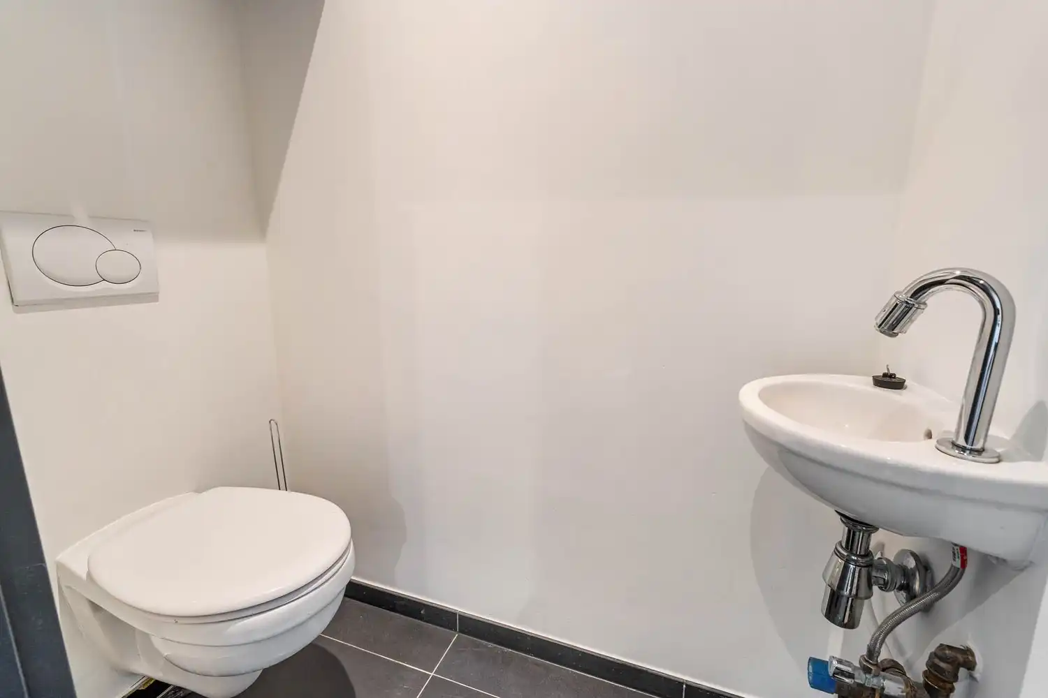 Recente, polyvalente en lichtrijke handelsruimte met 3 private autostaanplaatsen op een commercieel gunstige ligging te Kessel-Lo! foto 7