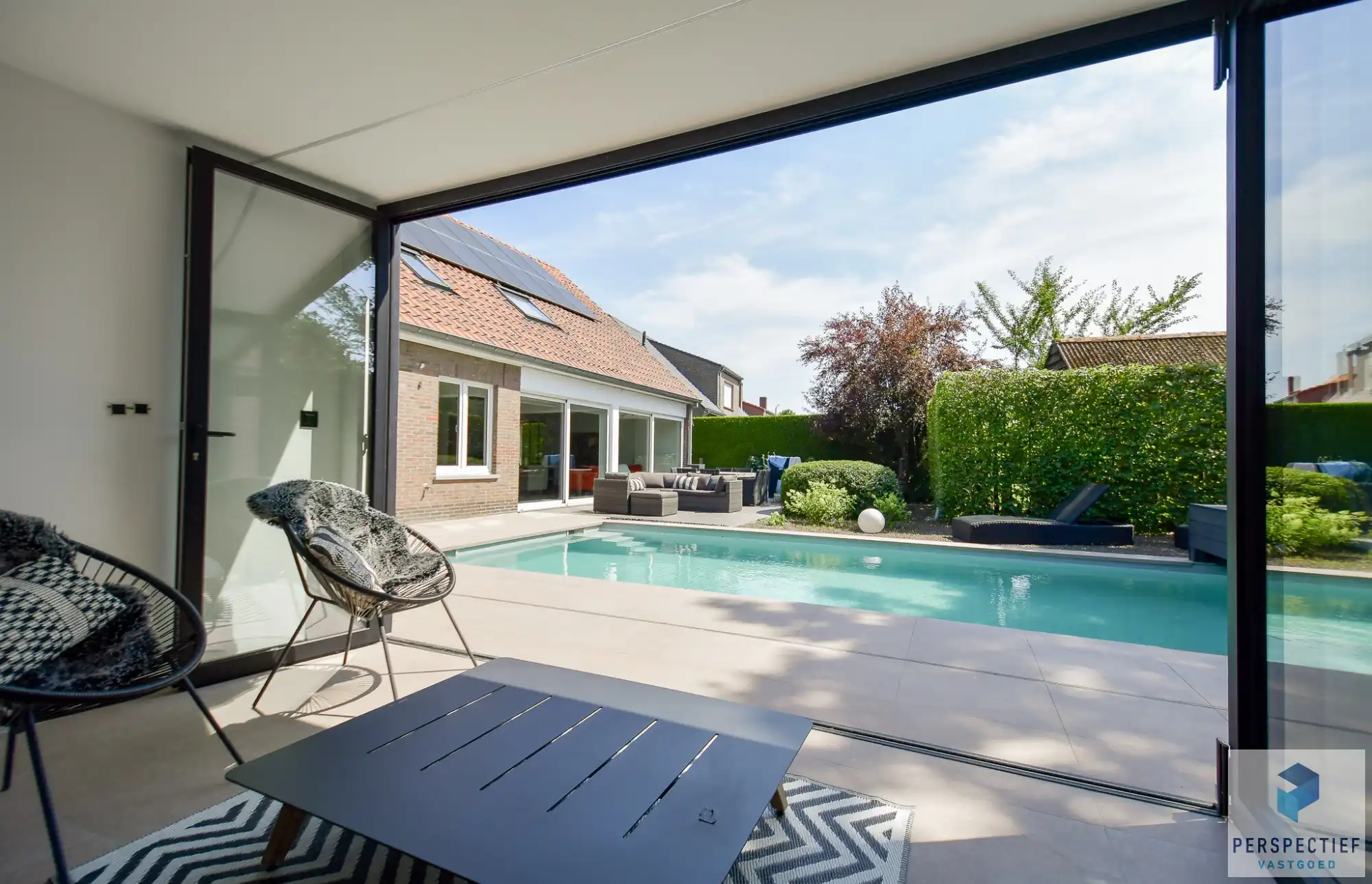 Ruime (254m²) instapklare gezinswoning met 4 slaapkamers, zwembad en poolhouse foto 5