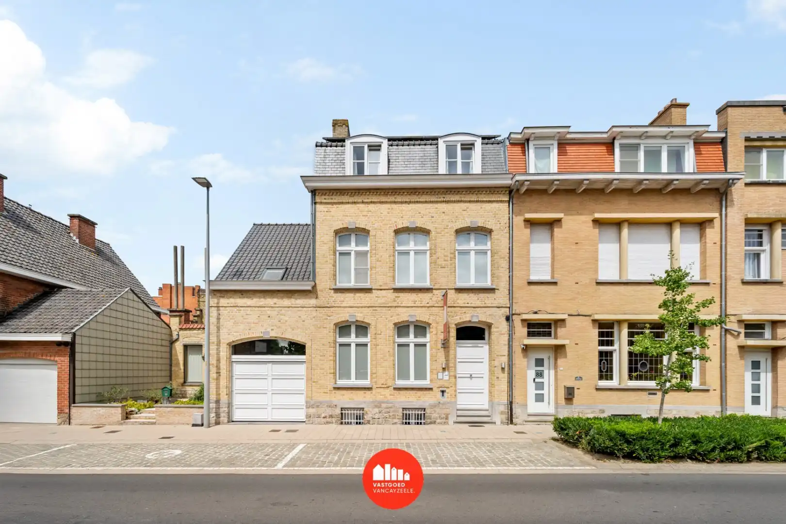 Exclusief en karaktervol herenhuis met 6 slaapkamers, inpandige garage en zonnige stadstuin in hartje Ieper foto 2