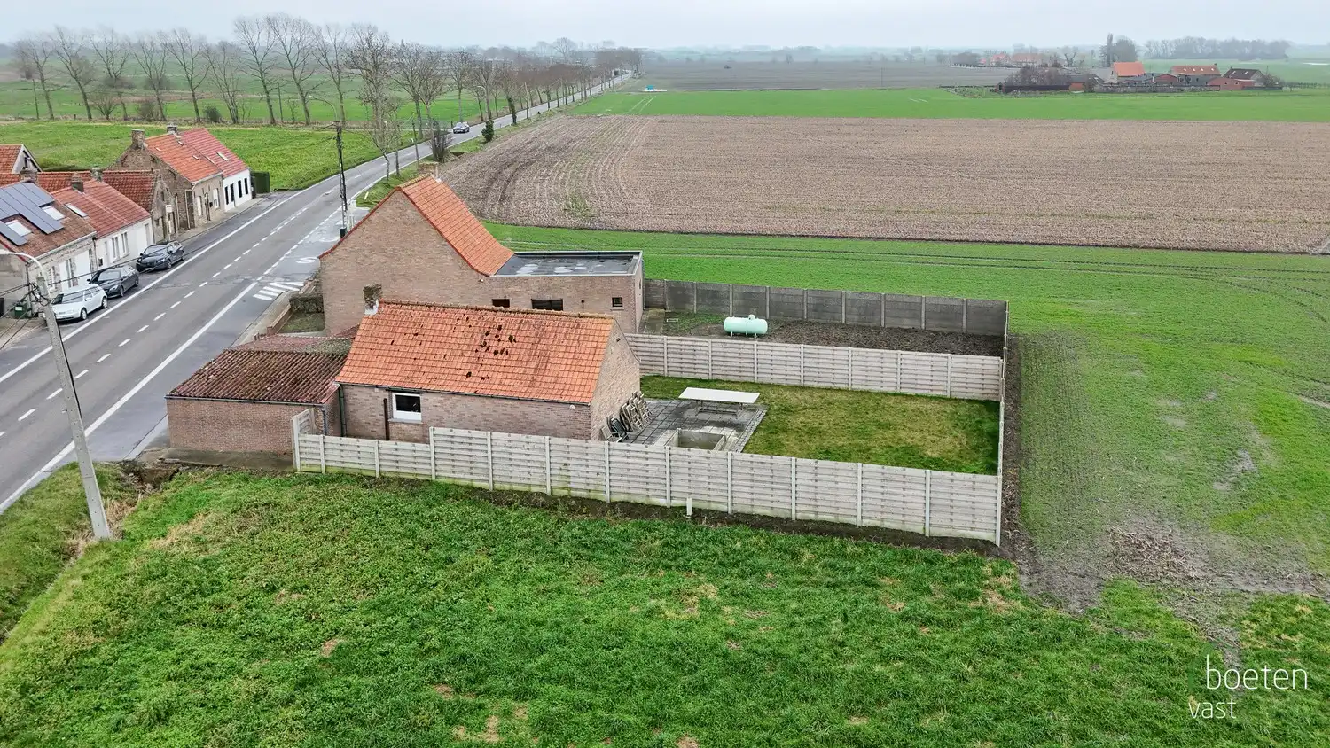 ALVERINGEM: Landhuis met conformiteitsattest, 2 (mog. 3) slaapkamers, interessant bijgebouw en dubbele garage met tuin op 795m² grondopp. foto 19