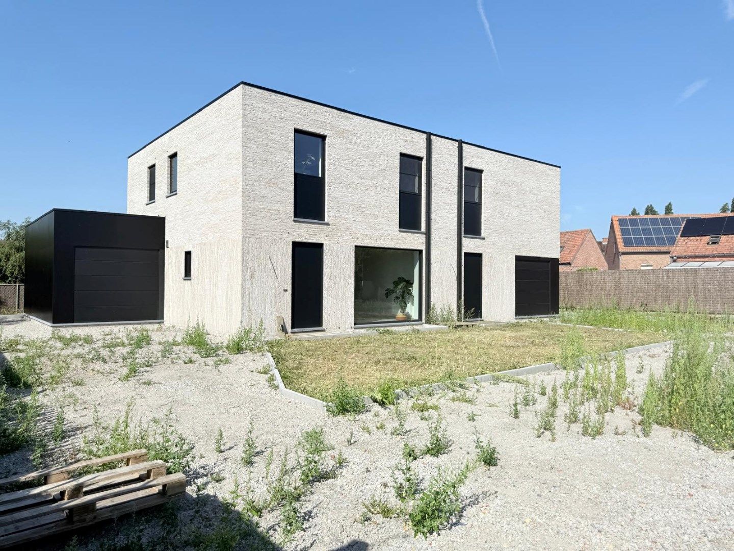 Instapklare nieuwbouwwoning in rustige recente woonwijk foto {{pictureIndex}}