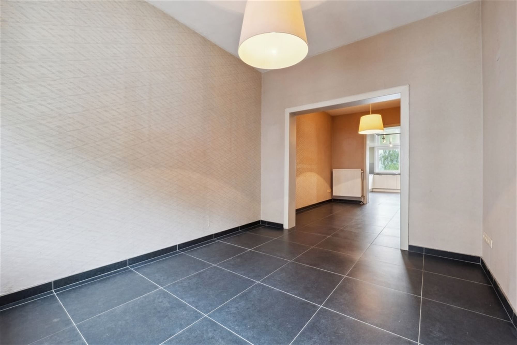 KNUSSE RIJWONING VLAKBIJ HET CENTRUM VAN LANDEN   foto 4