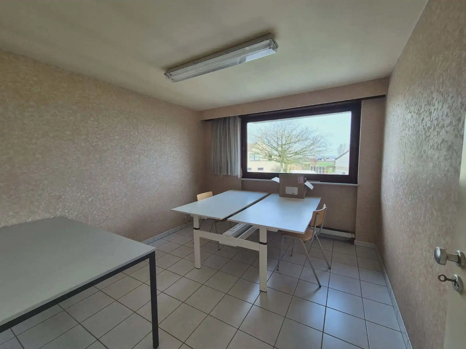 Kantoorgebouw met meerdere bureaus en extra opslagruimte foto 9