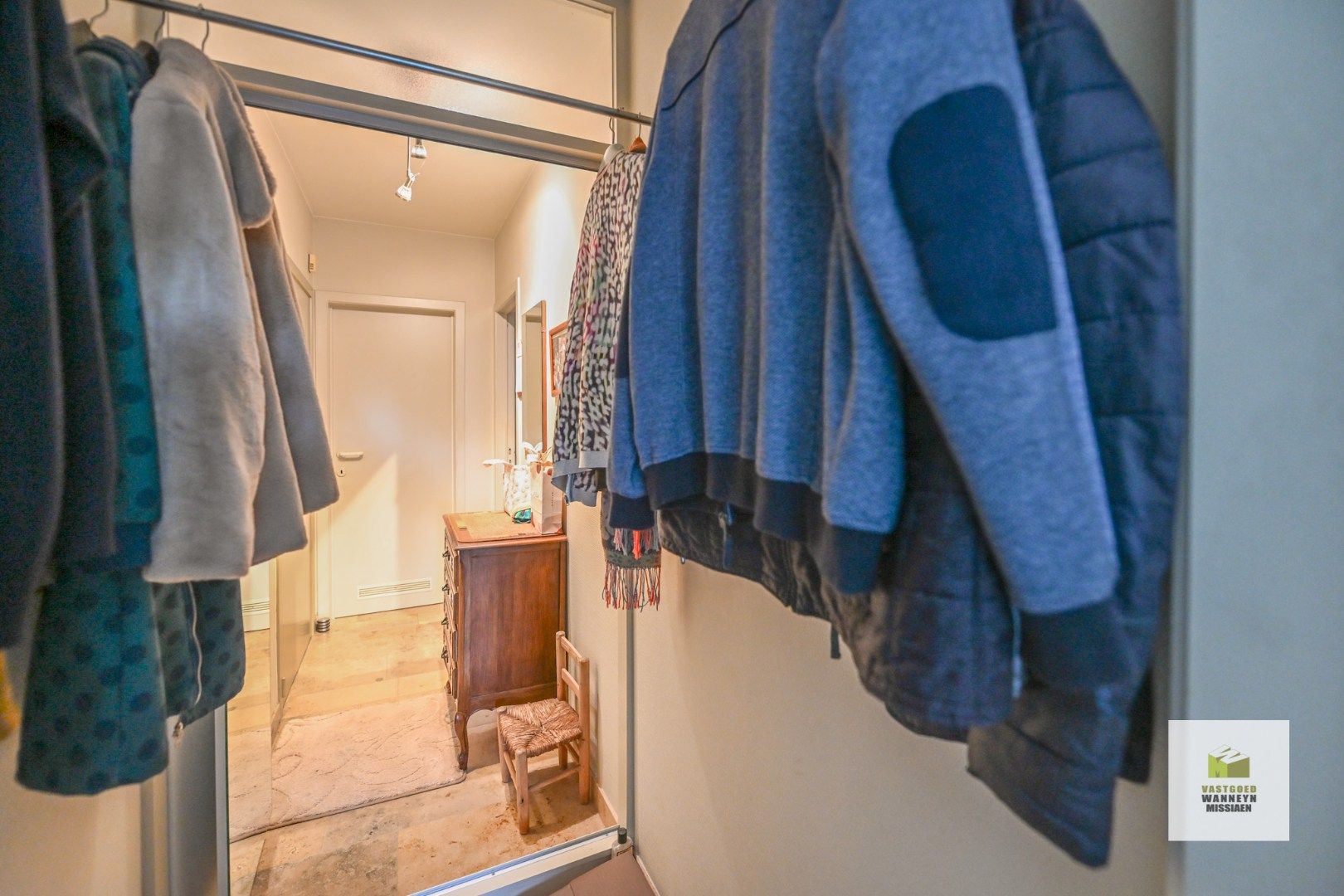 Instapklaar 2 slaapkamer appartement mét garagebox in centrum Wingene foto 16