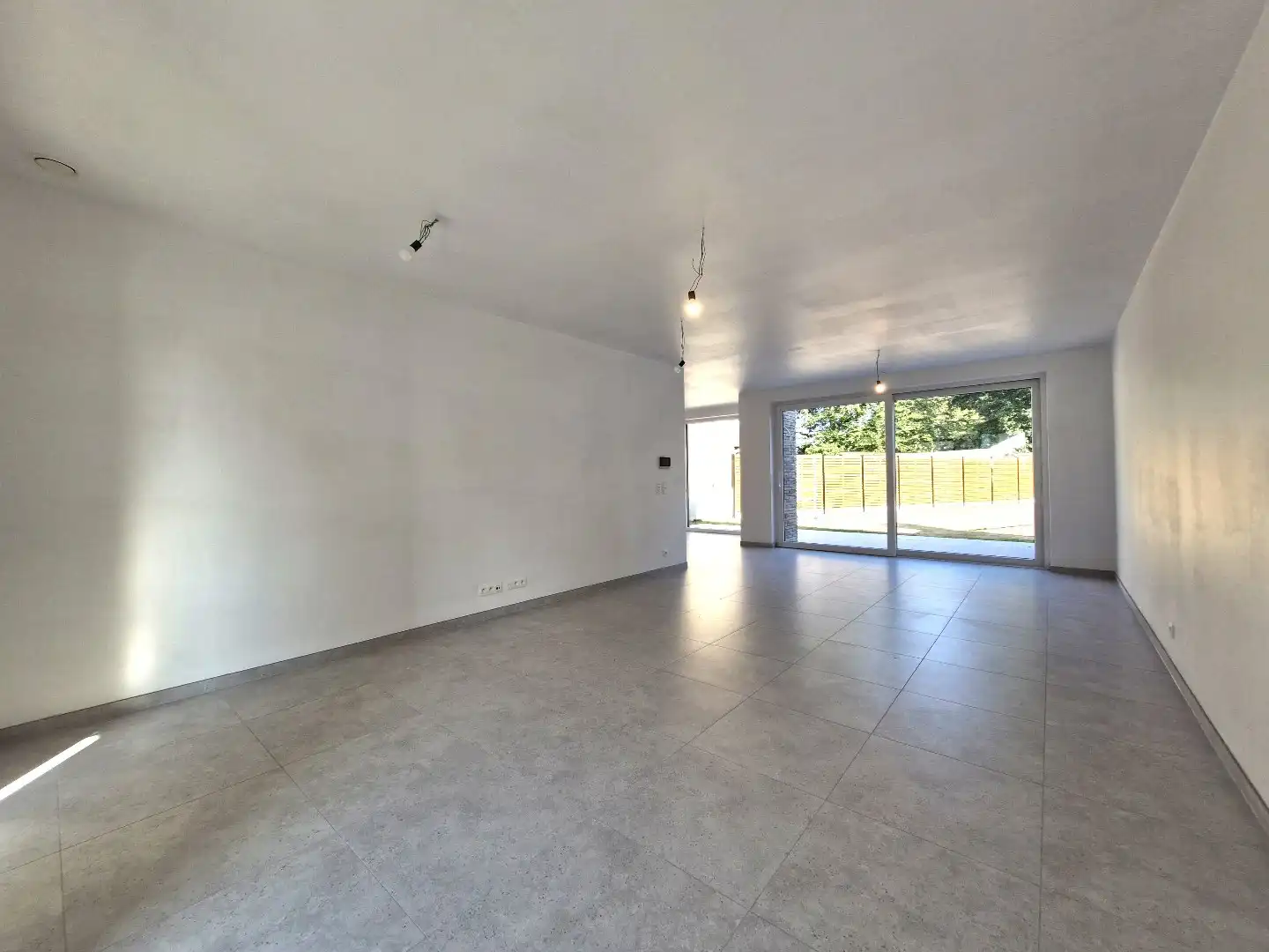 Nieuwbouwwoning met mooie tuin, garage en 4 slaapkamers te Dudzele foto 2
