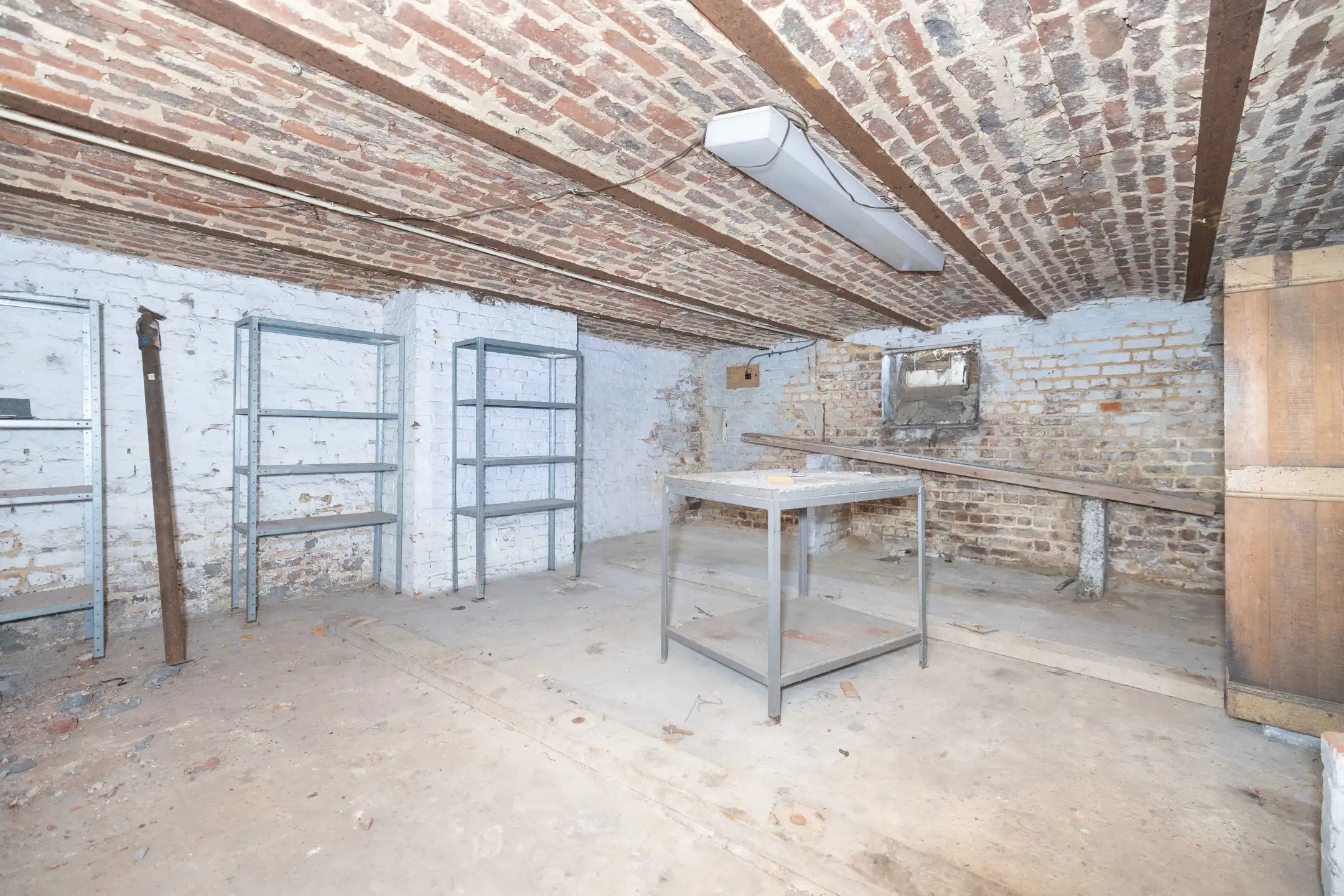Te renoveren woonhuis met winkel foto 12