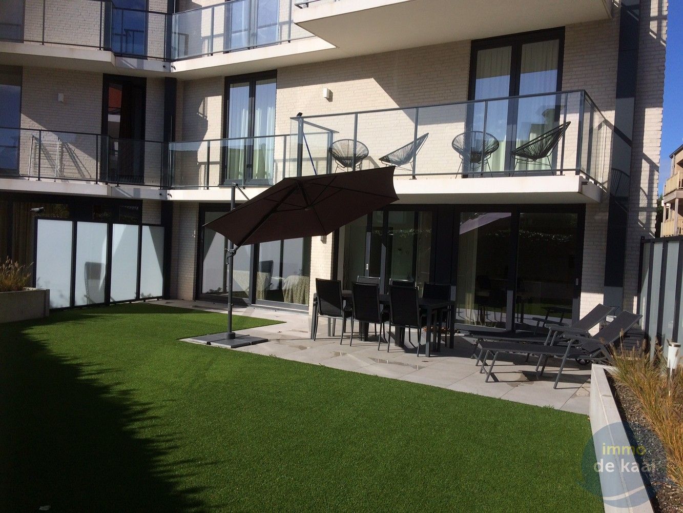 Recent en zonnig gelijkvloers appartement met terras en grote tuin (kunstgras) foto {{pictureIndex}}
