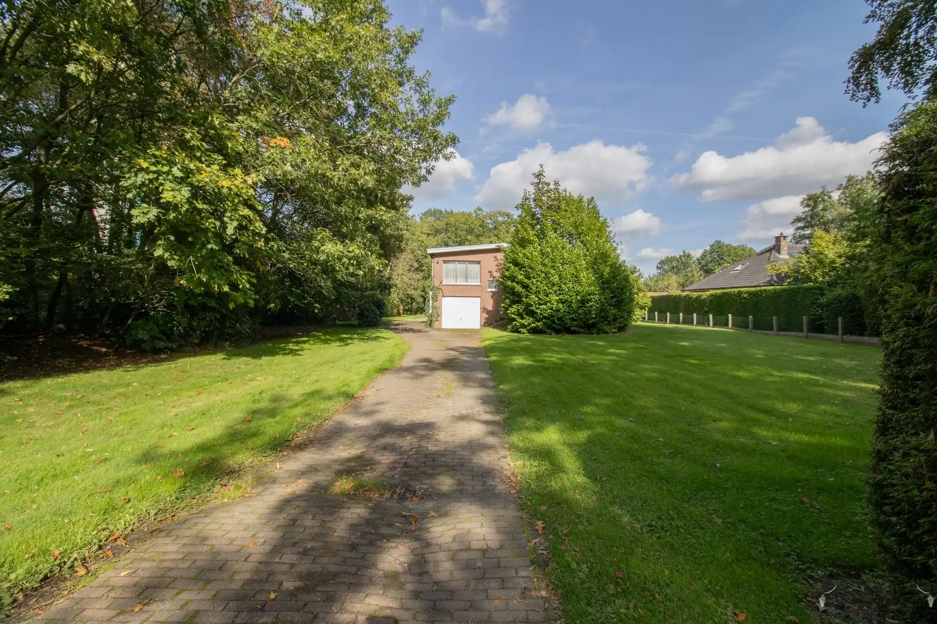 Rustig gelegen te renoveren woning met 5 slaapkamers, ruime garage op 3.990 m² foto 2