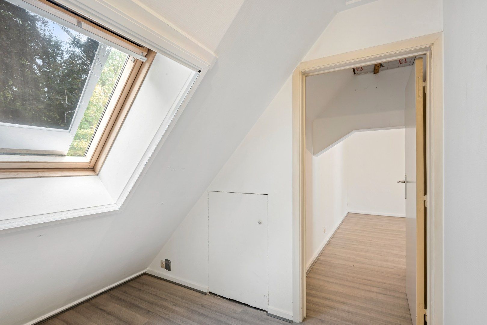 Rijwoning met 2 slaapkamers, zonnige tuin en inpandige garage in Stasegem  foto 8