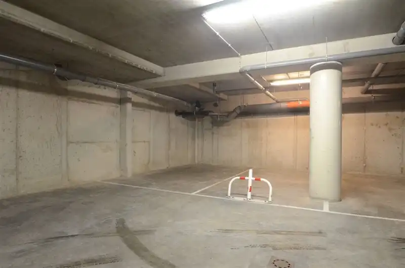 Dubbele binnenstaanplaats in een statige residentie. foto 3