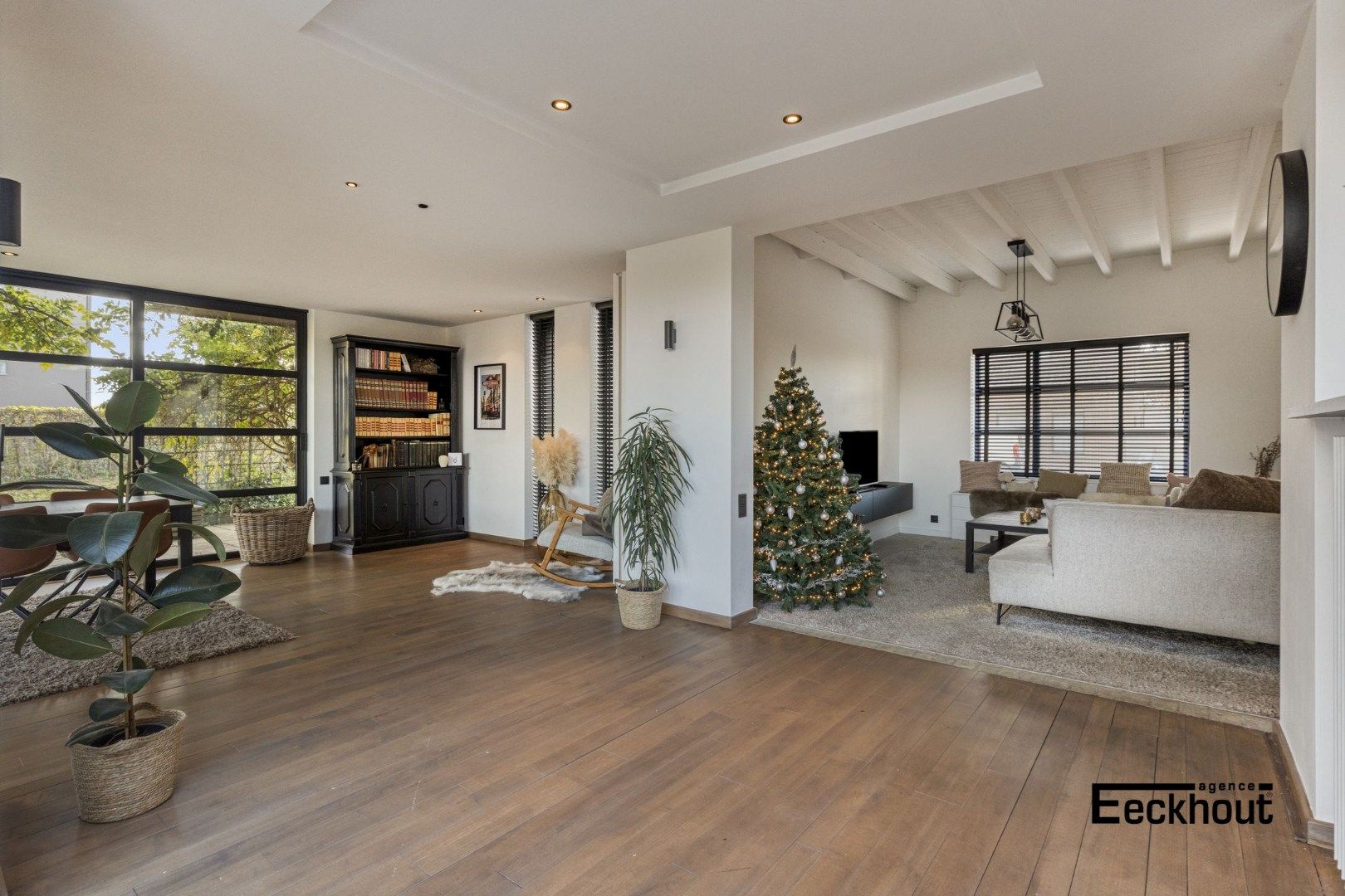 Ruime halfopen woning met prachtige aangelegde tuin en carport voor 2 wagens! foto 7