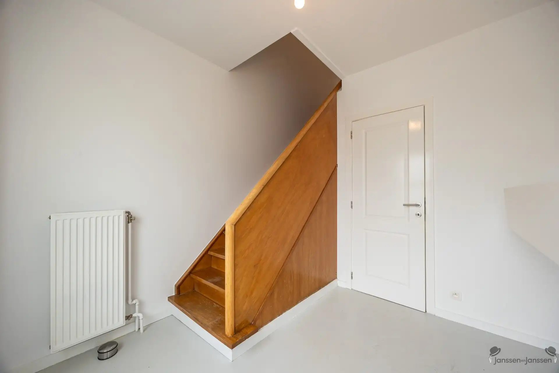 gerenoveerde woning met ruim magazijn  foto 12