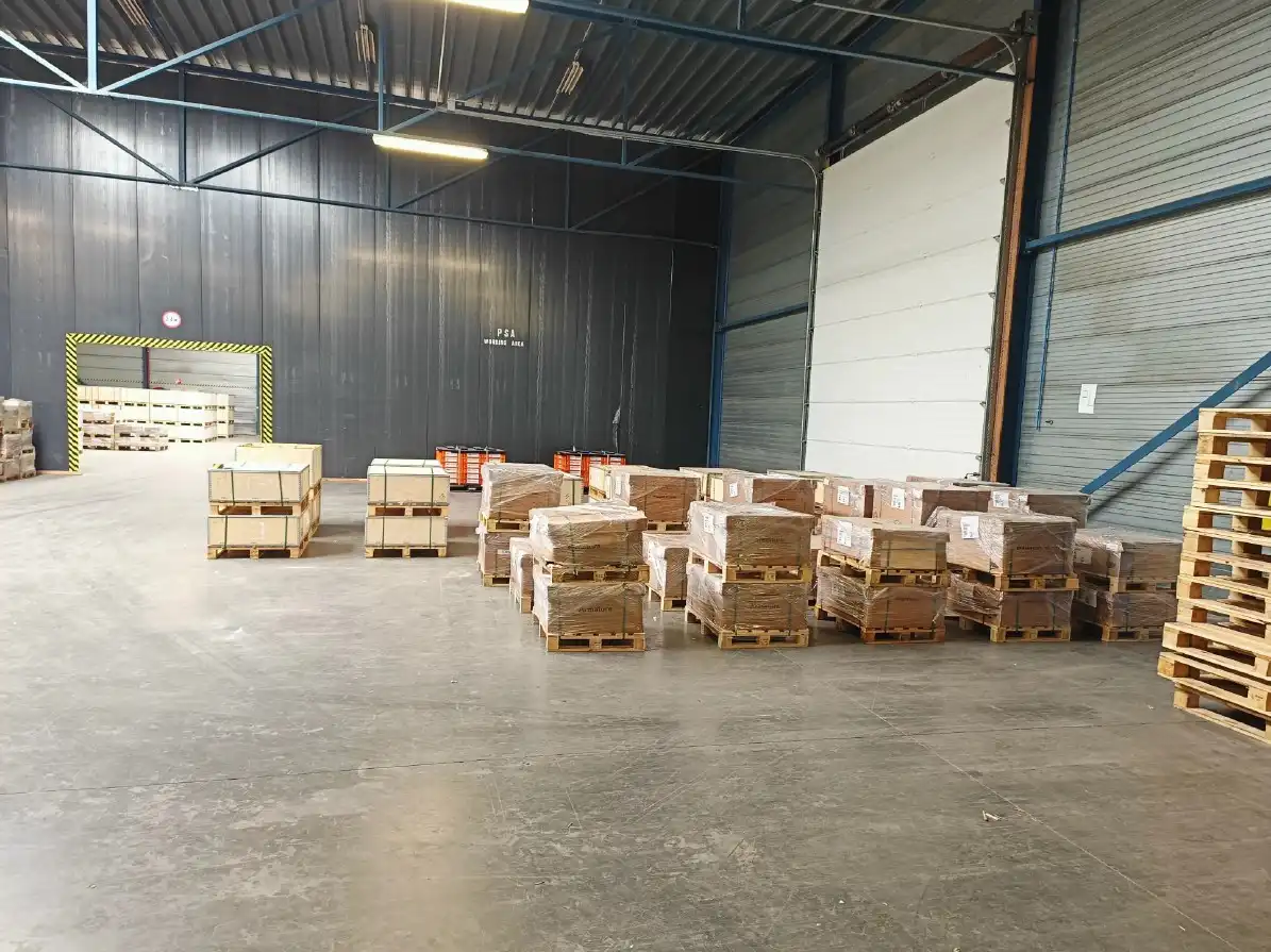 TE HUUR – RUIM MAGAZIJN / BEDRIJFSRUIMTE VAN CA. 1.000 M² IN BRUGGE foto 2