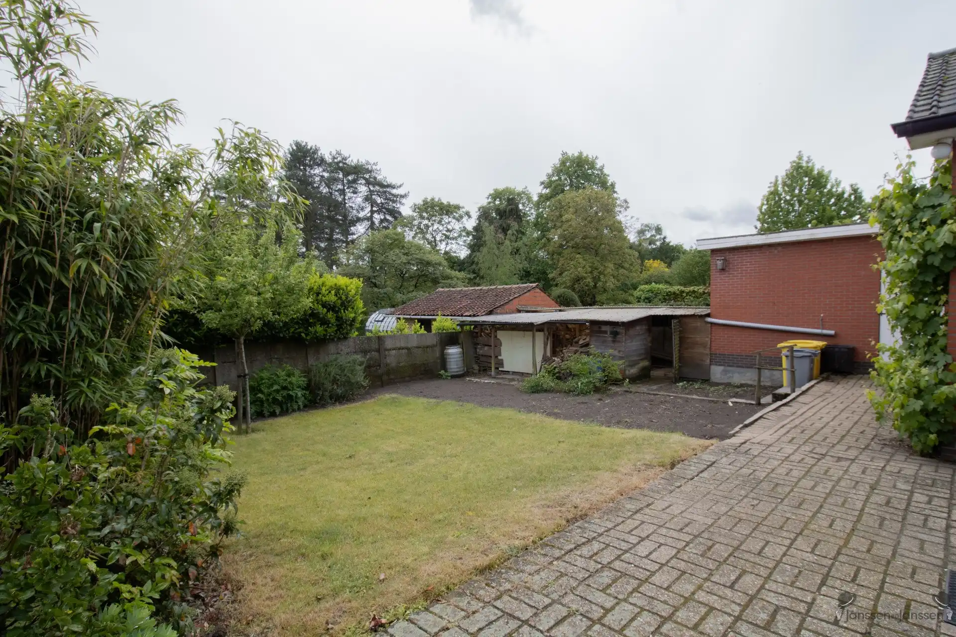 Te renoveren woning met 3 slaapkamers en gekoppelde garage op 613 m². foto 11
